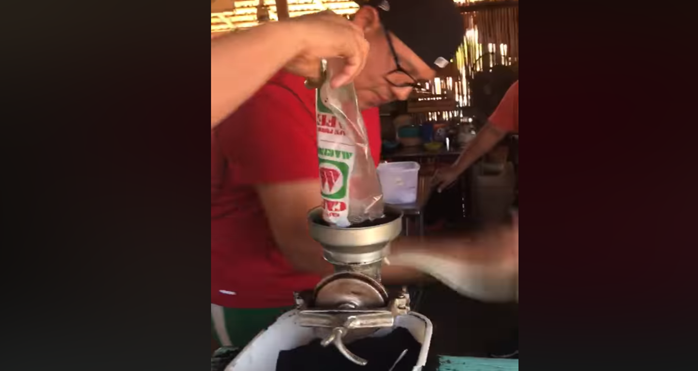 Compiten para saber quién muele café más rápido y se vuelven viral (VIDEO)