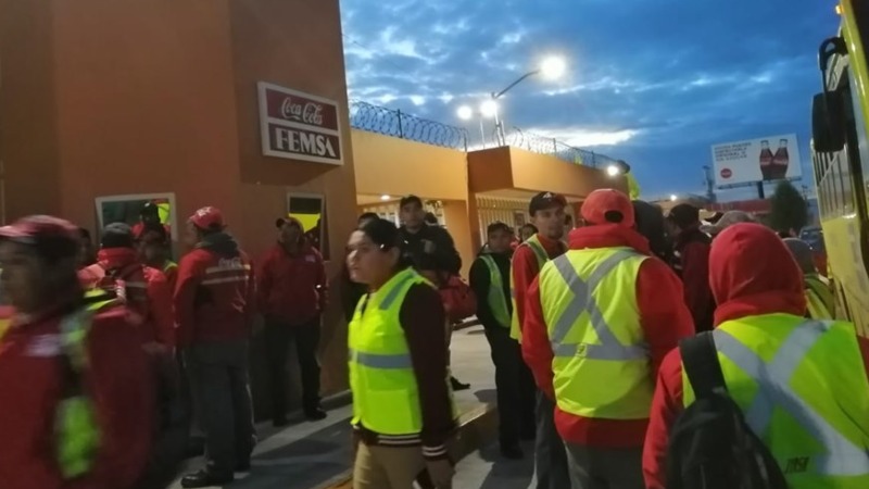 Empleados de Coca Cola Toluca a huelga; temen por su integridad