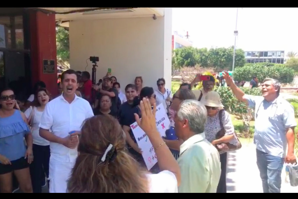 Defensores de la “familia natural” cantan alabanzas para evitar el matrimonio igualitario (VIDEO)