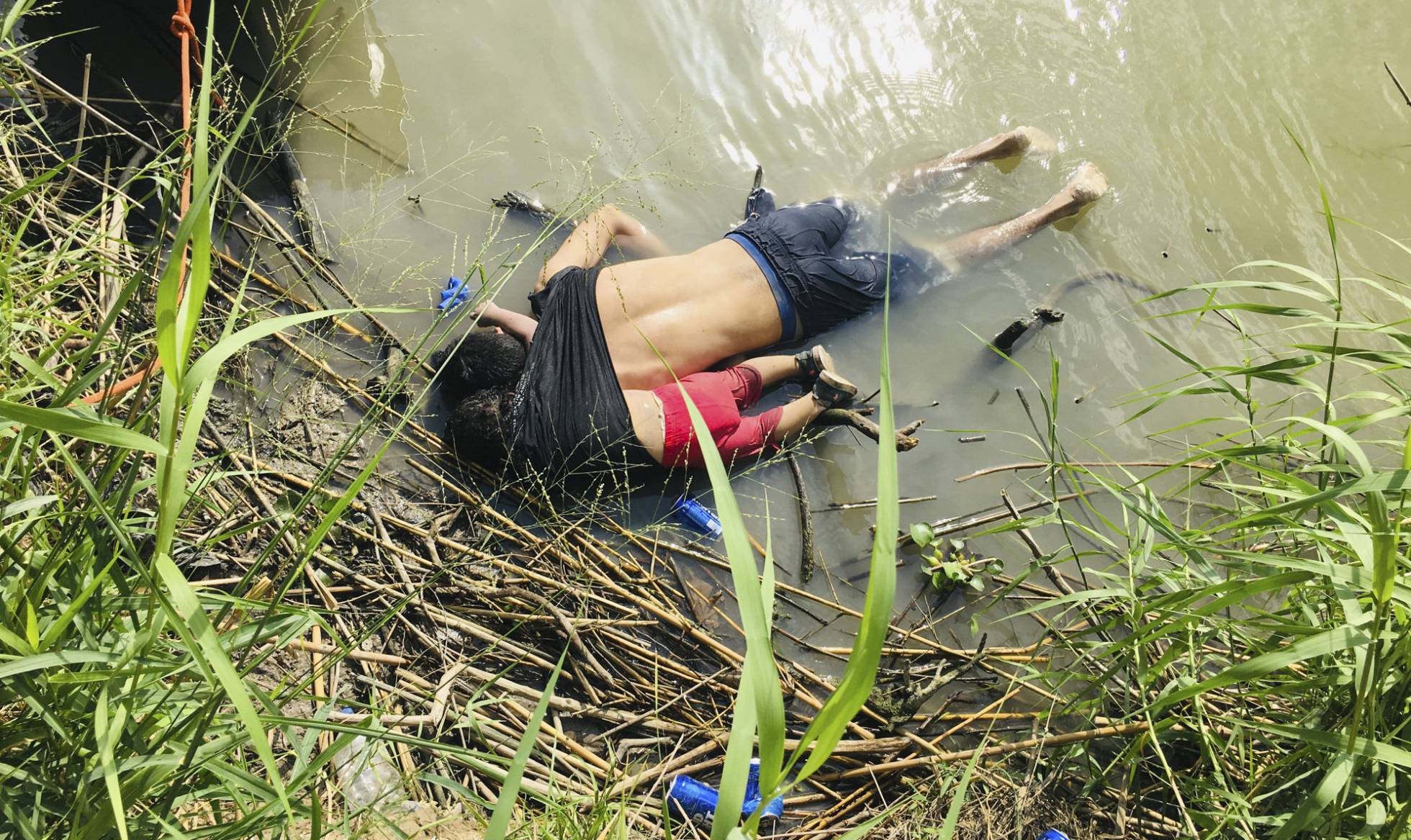 Indigna imagen de padre y su hija ahogados en la frontera con Estados Unidos