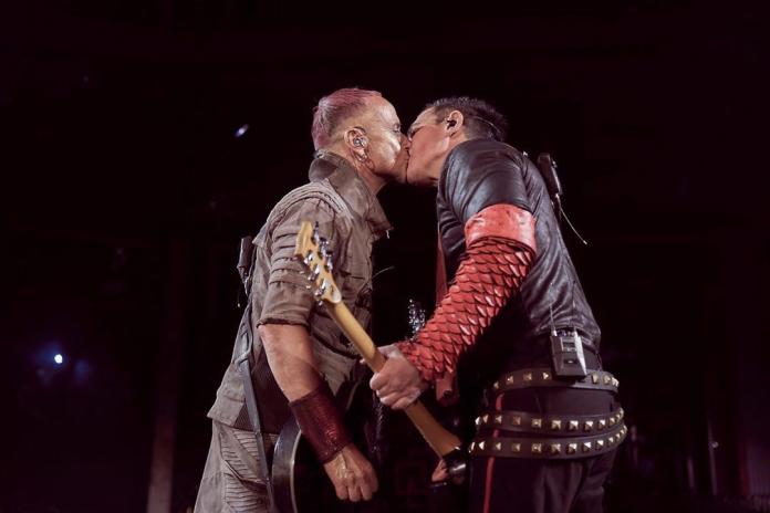 Con un beso protesta Rammstein contra ley antipropaganda LGBT