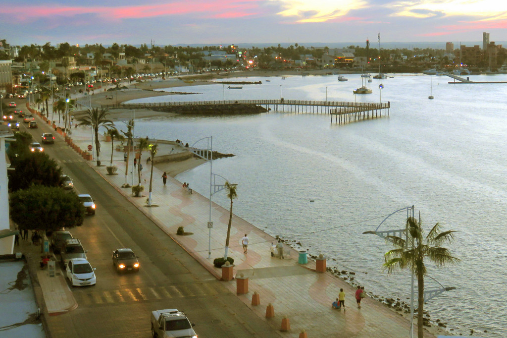 Gobernador de BCS pide “alejarse de la anarquía” en el uso del malecón de La Paz