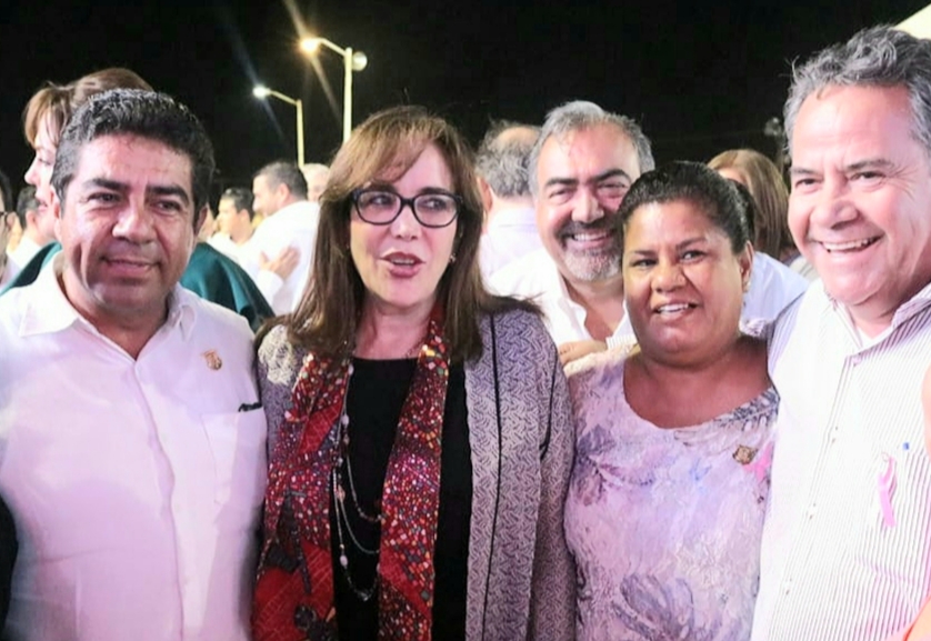 Yeidckol descalifica a los diputados disidente de Morena en BCS, luego se toma fotos con ellos