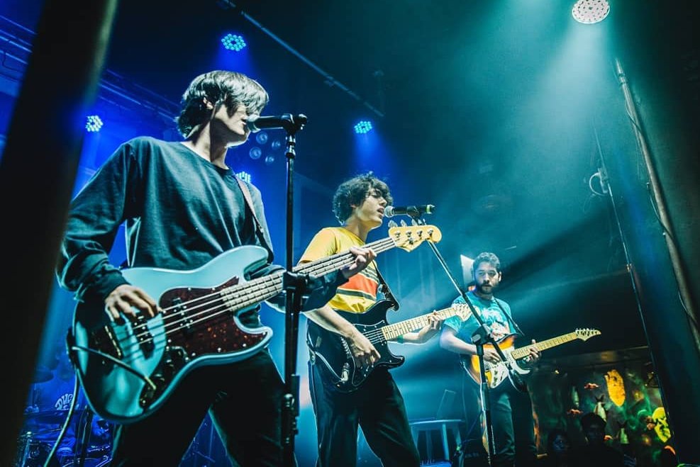 Bandas de rock se unen para ayudar a mujer con avanzada artritis reumatoide