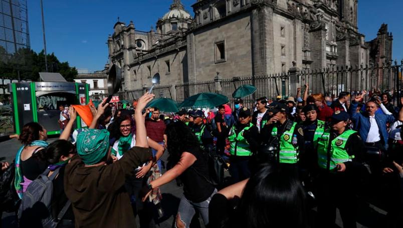 Mujeres exigen despenalizar el aborto en todo México frente a la Catedral Metropolitana de la CdMx