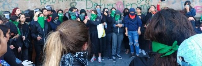 Por lo declarado por AMLO, colectivas y grupos feministas se manifiestan afuera de Palacio Nacional