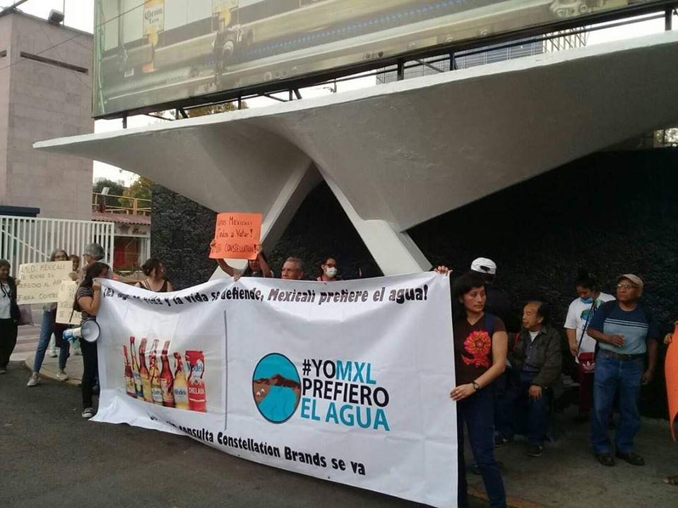 Clausuran simbólicamente oficinas de Grupo Modelo