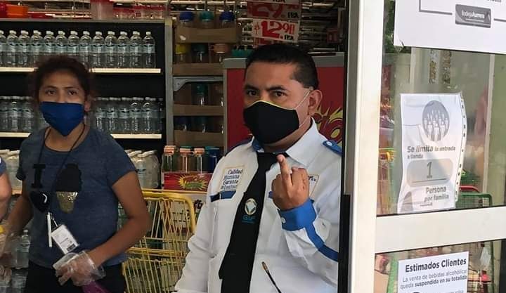 Discriminan a enfermero y le niegan la entrada a Aurrerá Camino Real