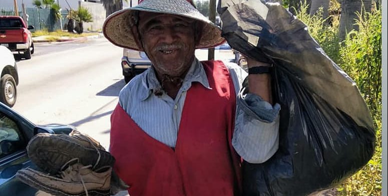 Don  José no tenía dinero para pagar el entierro de su esposa, pero la gente lo ayudó