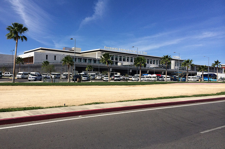 Turistas incumplen medidas sanitarias en Aeropuerto Internacional de Los Cabos