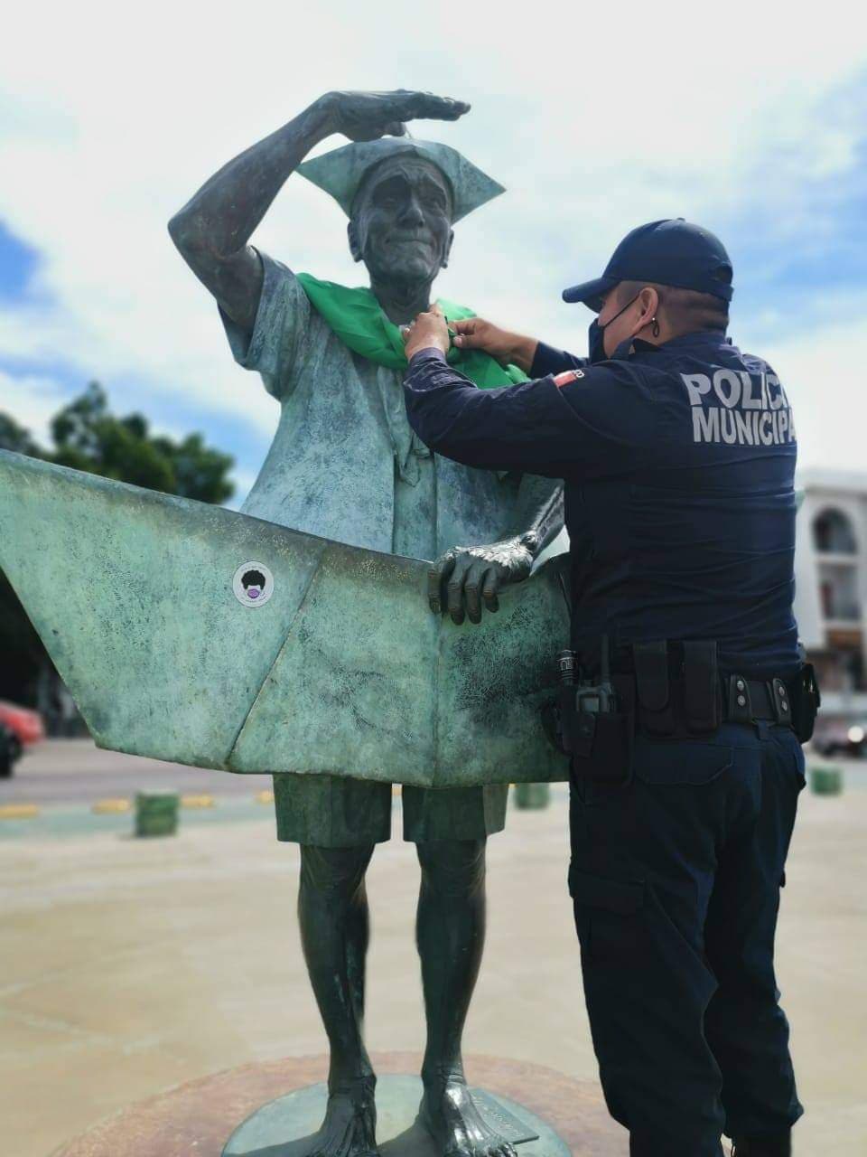 Policías regresan pañuelos feministas a estatuas del malecón de La Paz