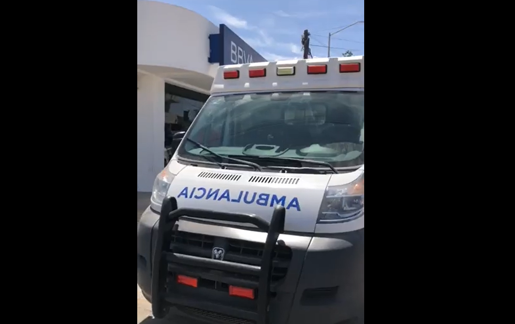Banco obliga a cliente a ir en ambulancia para cobrar su jubilación (VIDEO)
