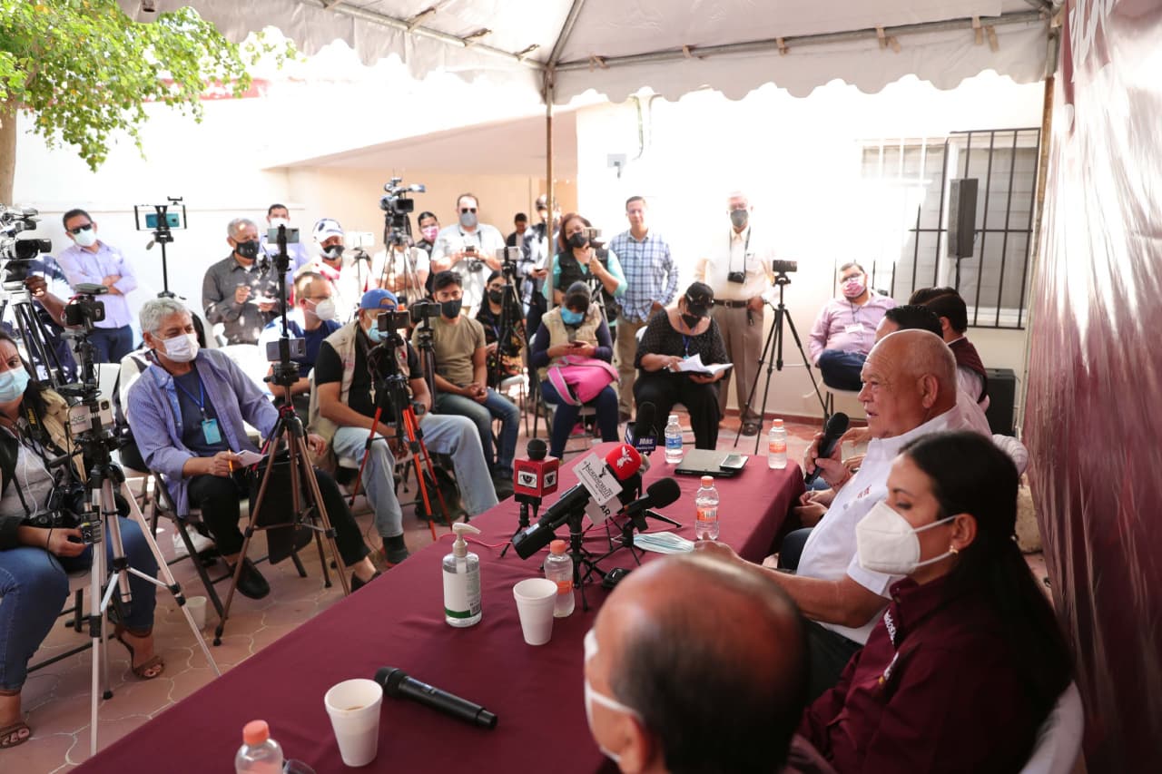 Protegeremos derechos de conductores de Uber y transportistas: Víctor Castro