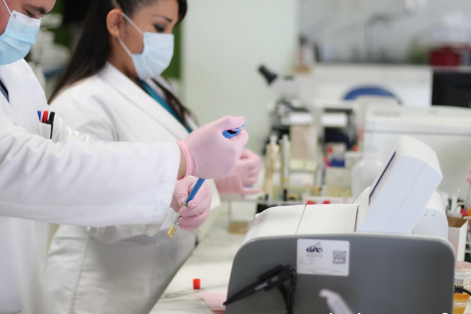 Exempleada acusa de irregularidades a Laboratorios SADAT