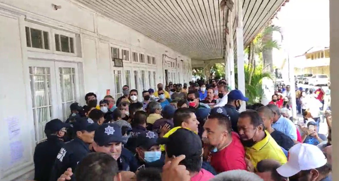 En Mulegé chocan policías y trabajadores en protesta por falta de pago (VIDEO)