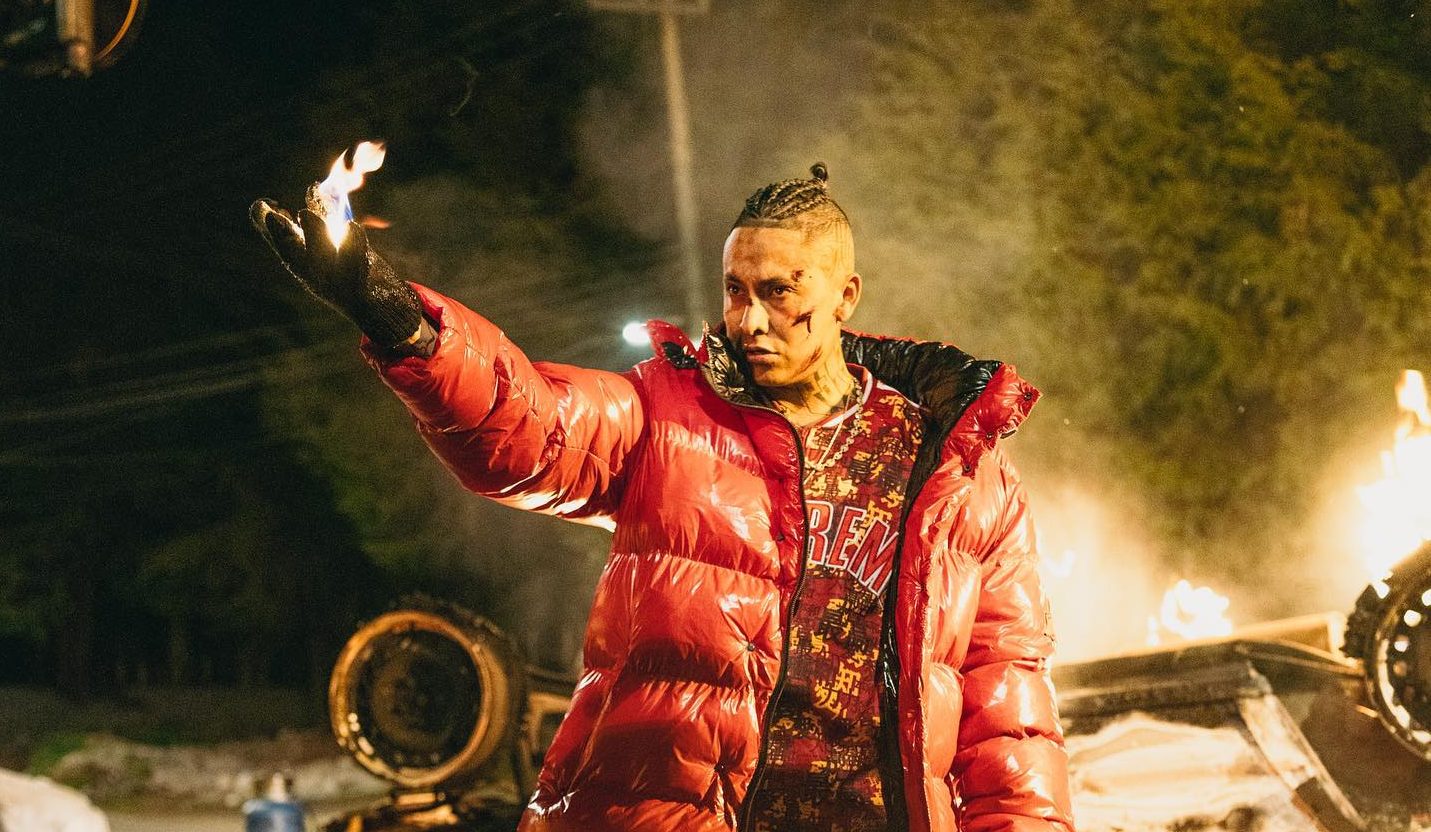 Cientos de fans hacen fila para concierto de El Alemán: algunos con casitas de campaña