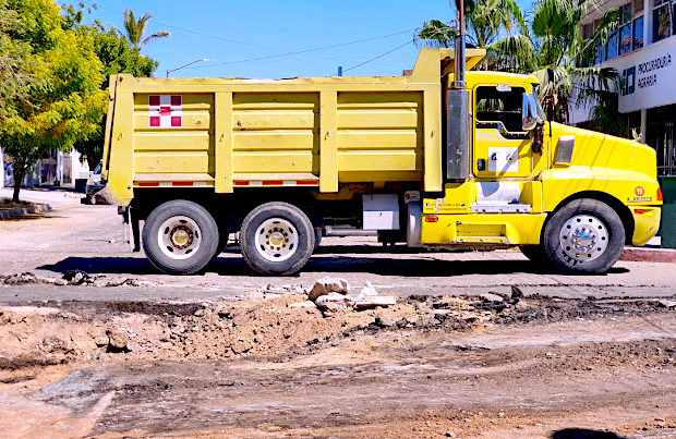 Transportistas bloquean pavimentación: no se asignó trabajo equitativamente, reclaman