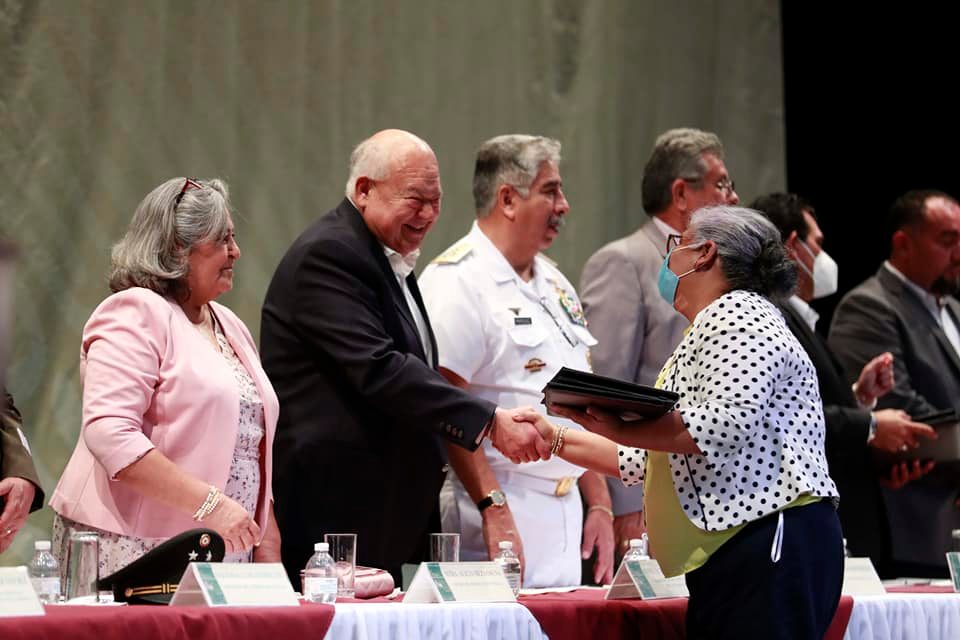 Encabeza gobernador entrega de estímulos y reconocimientos a maestros
