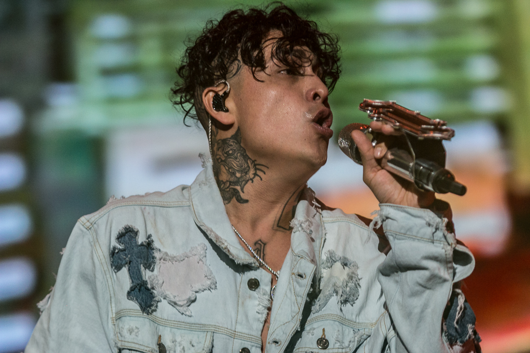 Alemán recibe disco de platino durante concierto y tour de su álbum Huracán