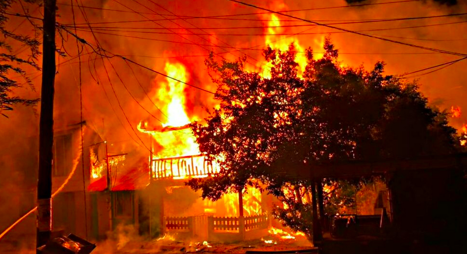 Controlado el incendio: afectó a 6 casas del centro de Santa Rosalía