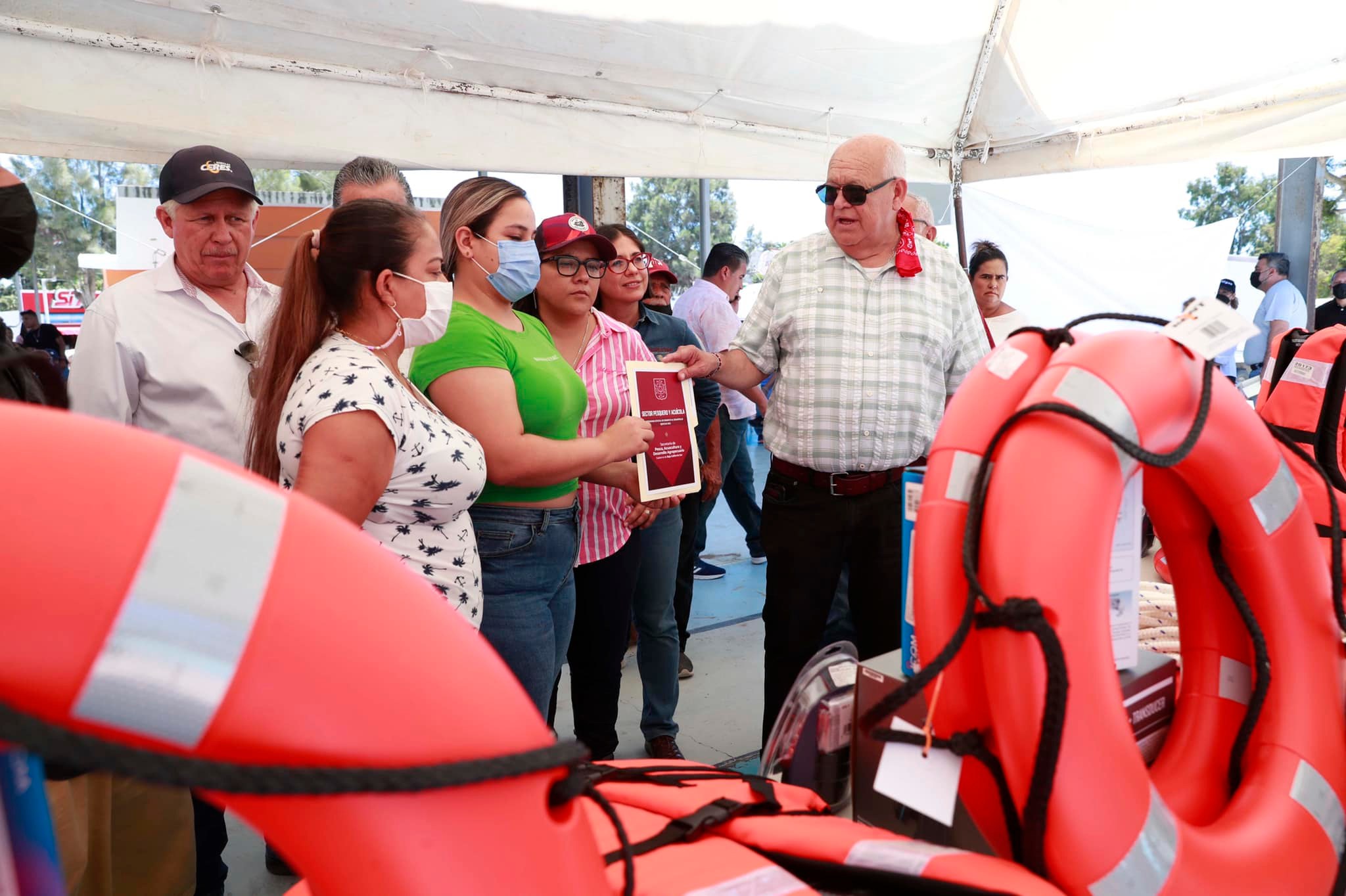 Gobernador entrega apoyos a productores del mar