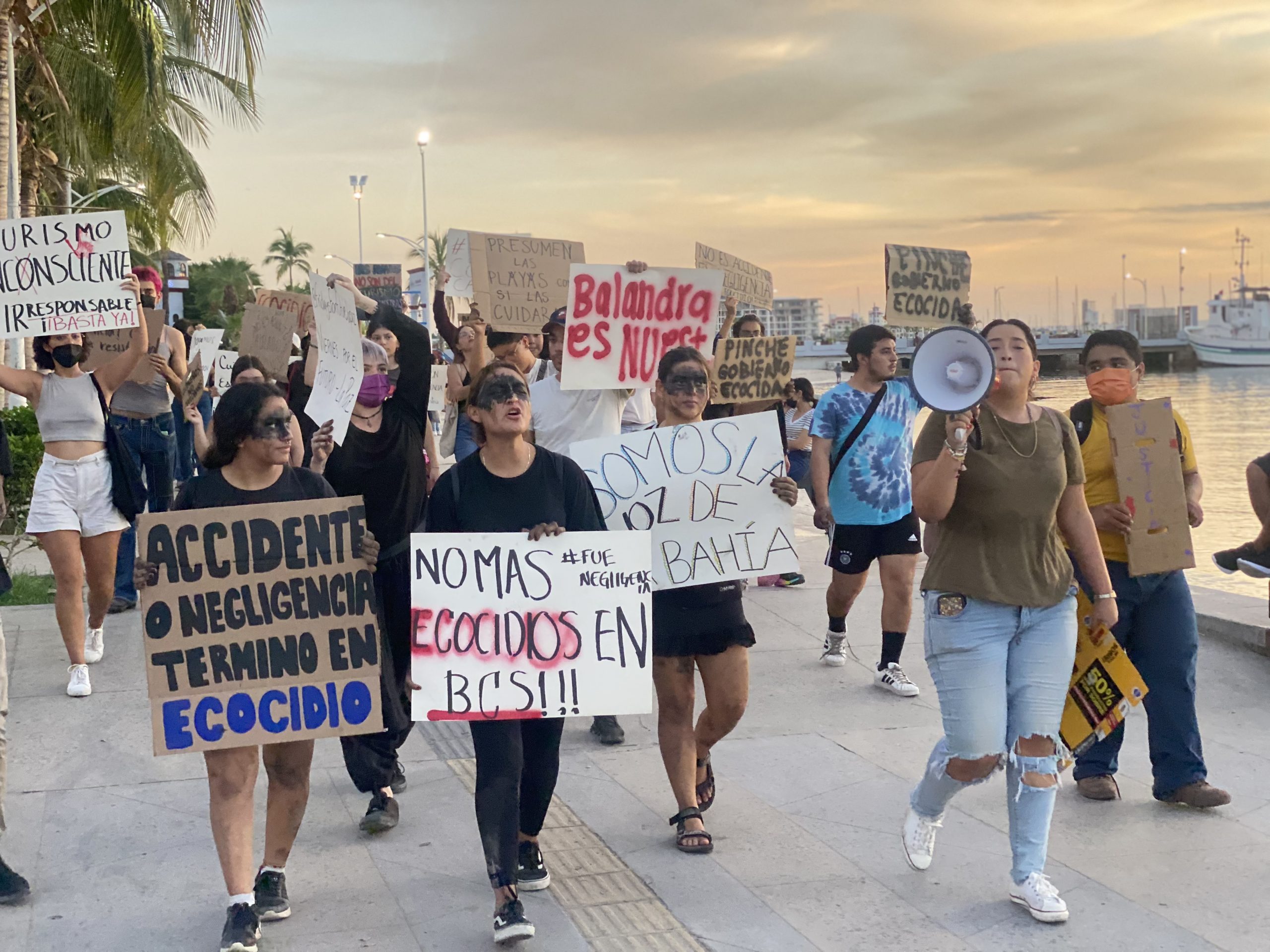 Con marcha critican mal manejo de tragedia ambiental en Balandra