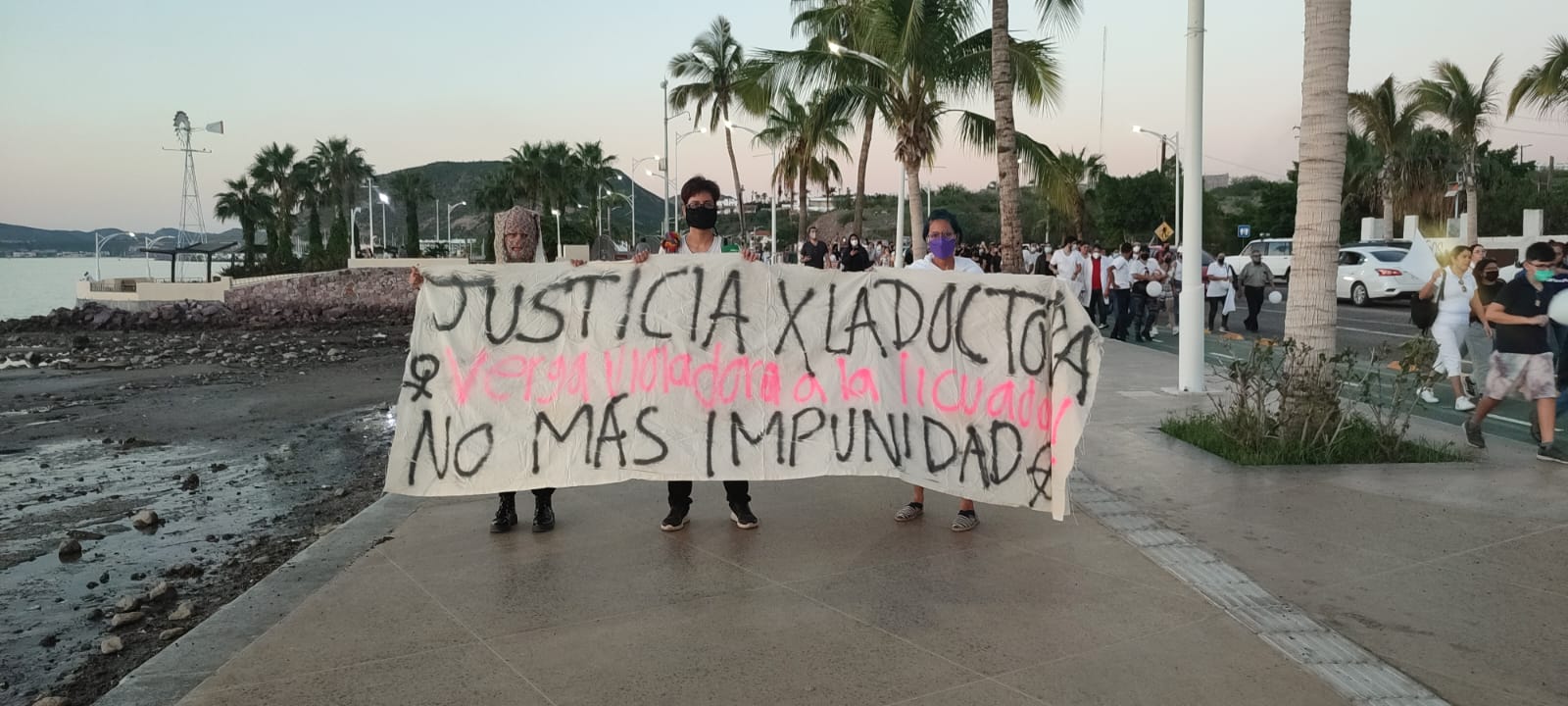 «No estás sola», marcharon en apoyo a la doctora víctima de abuso sexual.