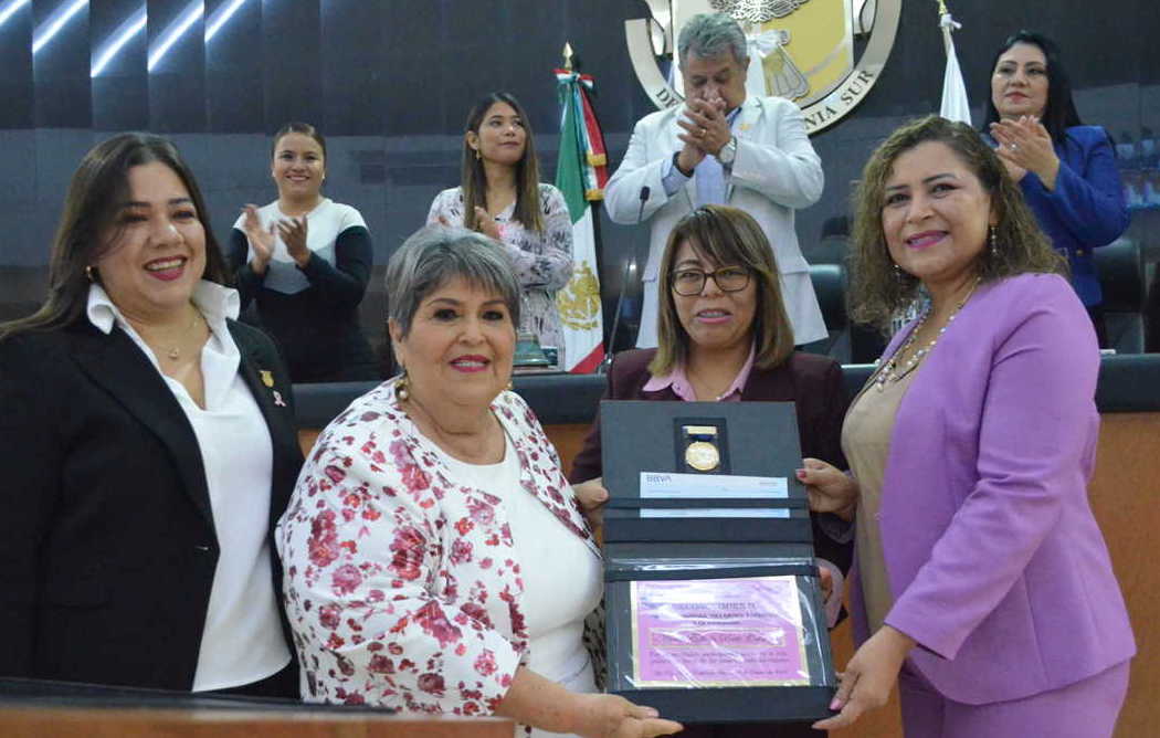 Recibe María Esthela Petit Cabrera medalla María Dionisia Villarino