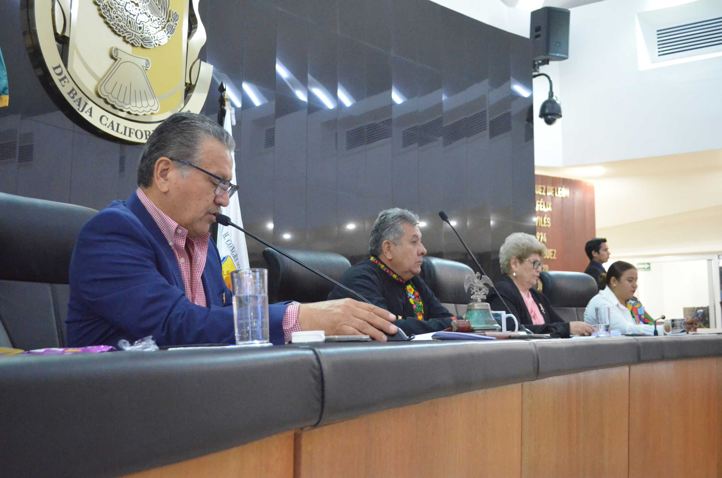 Recibe Congreso iniciativas ciudadanas para pavimentación y modificación a ley electoral