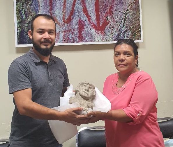 Donan al Museo de BCS pieza prehispánica hallada en El Cajoncito, tras huracán Liza