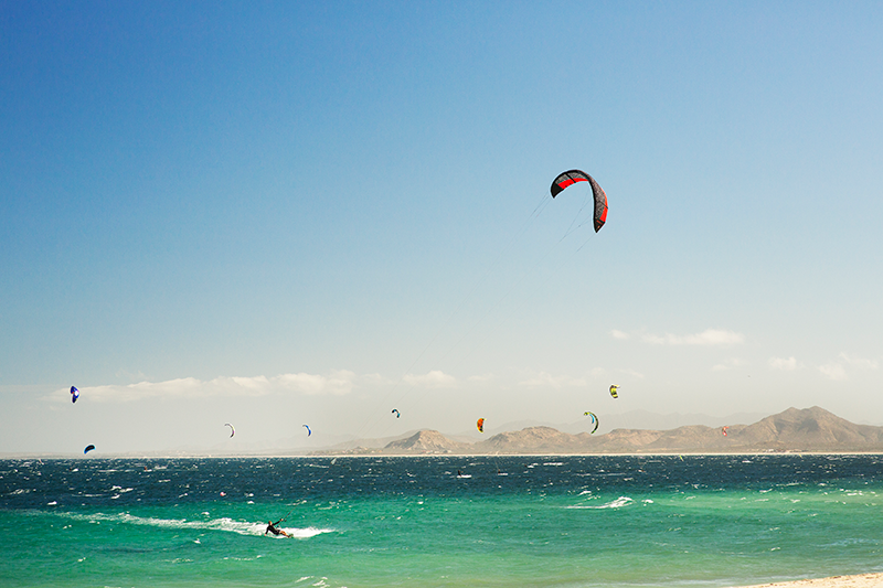 Practicantes de kitesurf sorprendidos por contaminación en La Ventana: se exige vigilancia