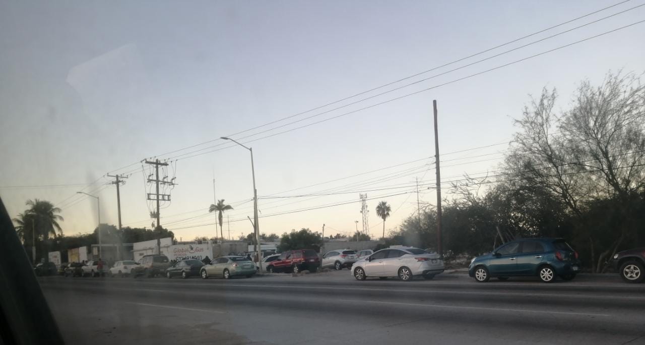 Peligra abasto de tortillas de harina, paceños hacen colas por el gas