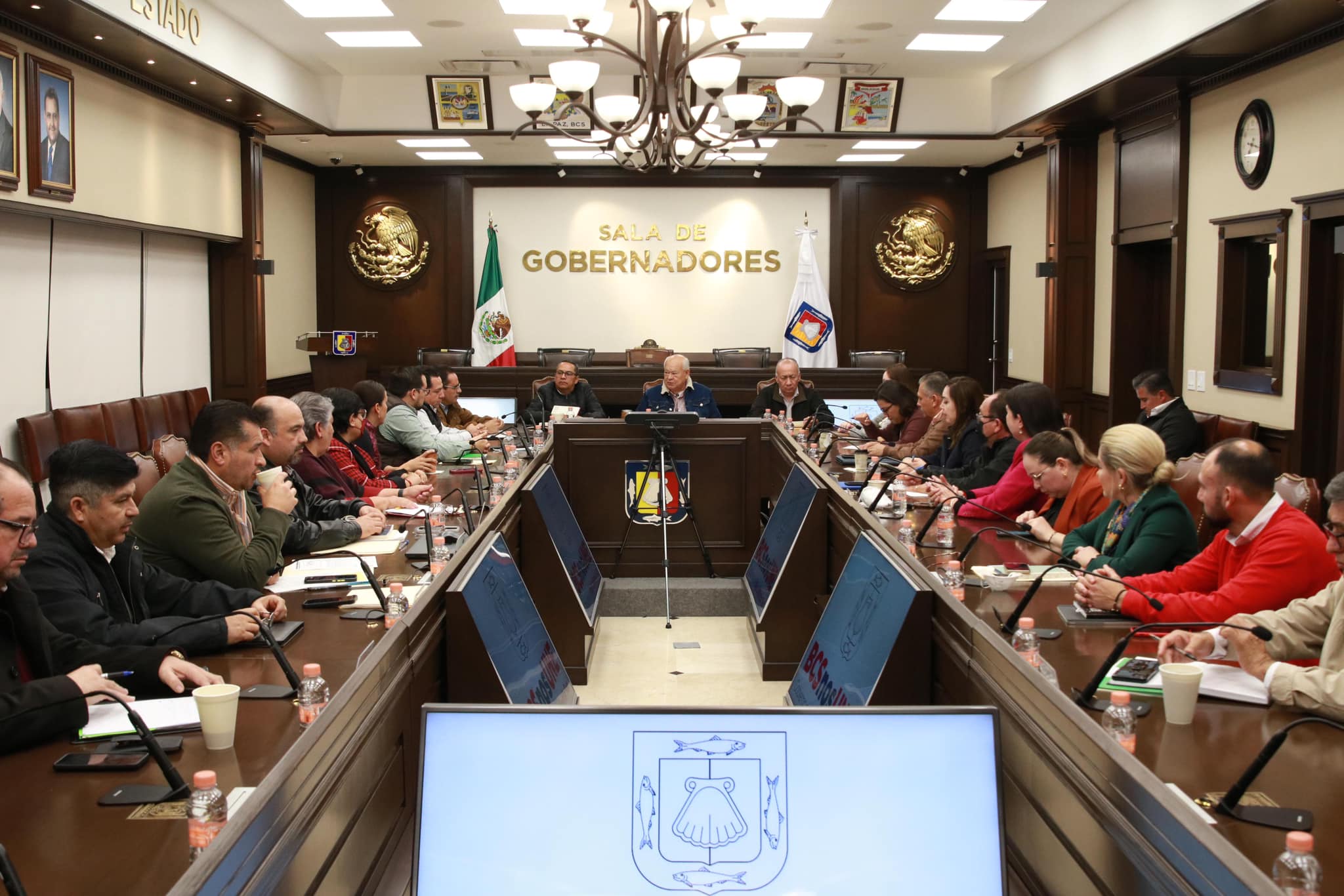Se reúne gobernador de BCS con alcaldes y tesoreros