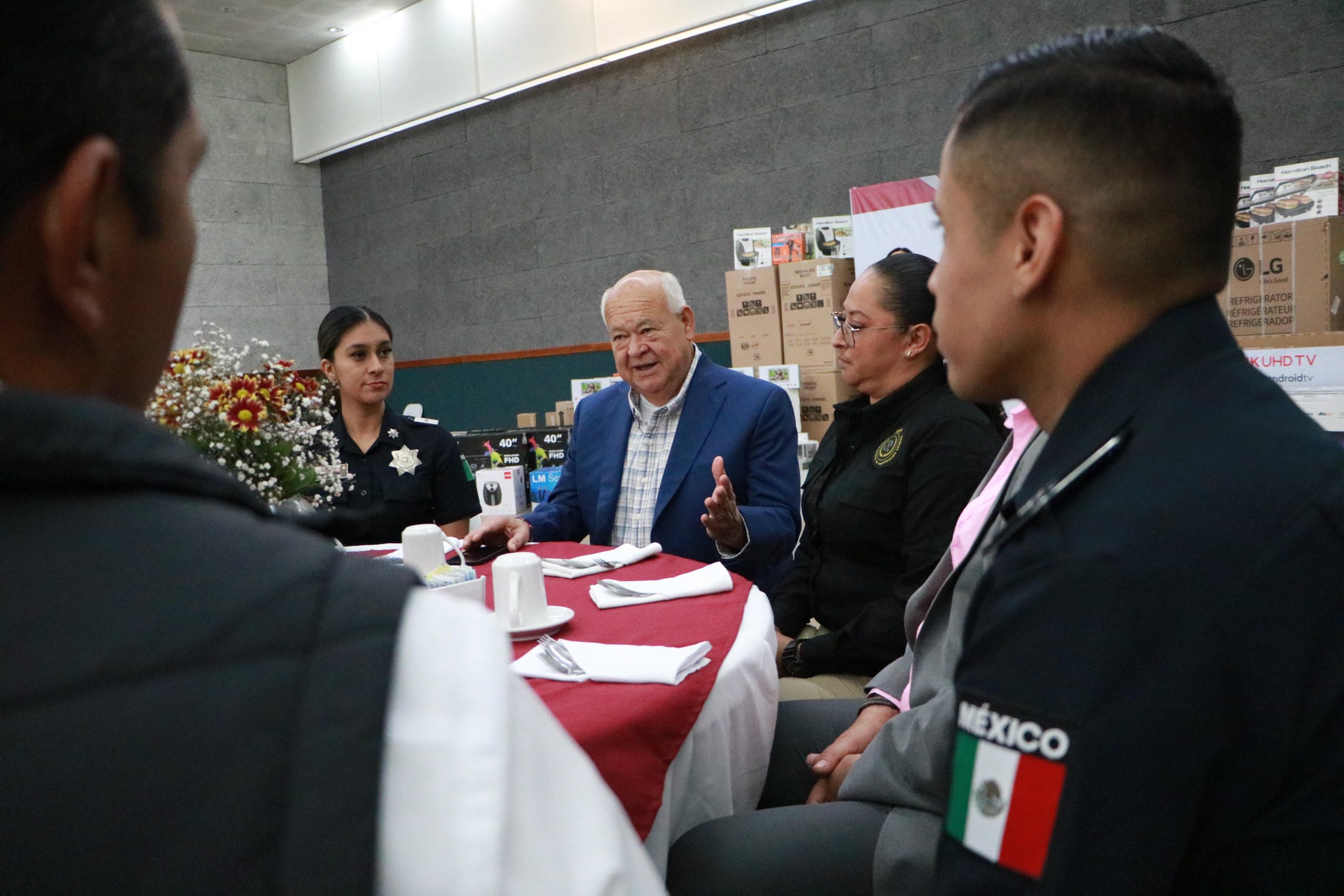 Reconoce Gobernador Víctor Castro a policías en su día