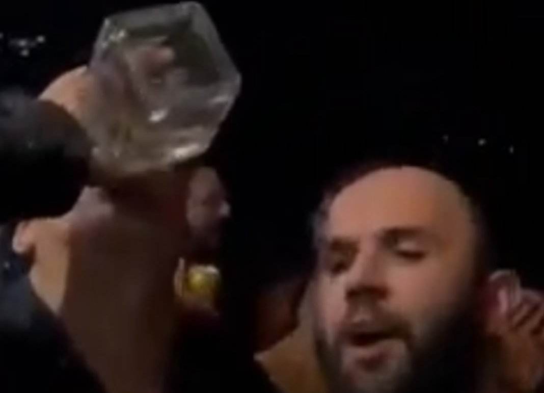 En BCS exdirigente del Verde se pone una peda VIP con Carin León (VIDEO)