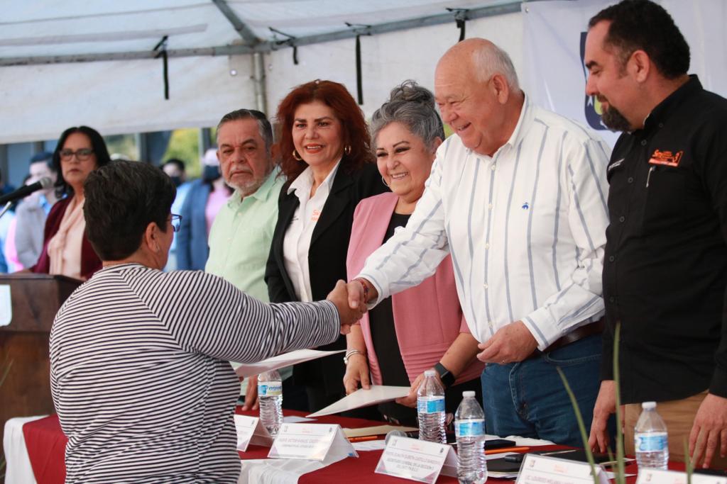 Entregan plazas e interinatos a trabajadores de educación en BCS