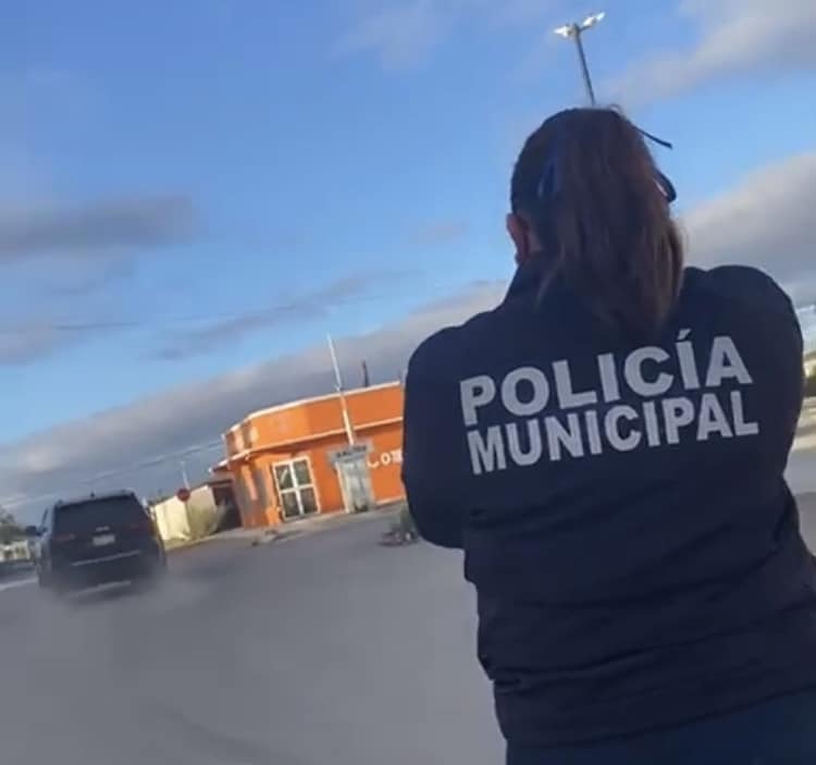 En Guerrero Negro policía municipal dispara contra camioneta (VIDEO)