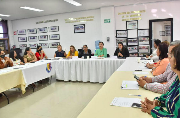 Se reúne Comisión de Igualdad de Género con integrantes del Primer Parlamento de Mujeres