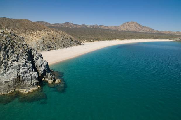 Retiran vallas que impedían acceso a playa El Saltito