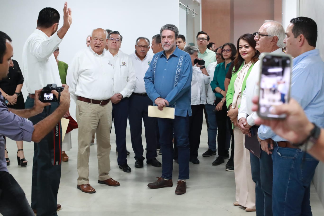 Gobernador Víctor Castro Cosío entrega nuevo edificio a la UABCS