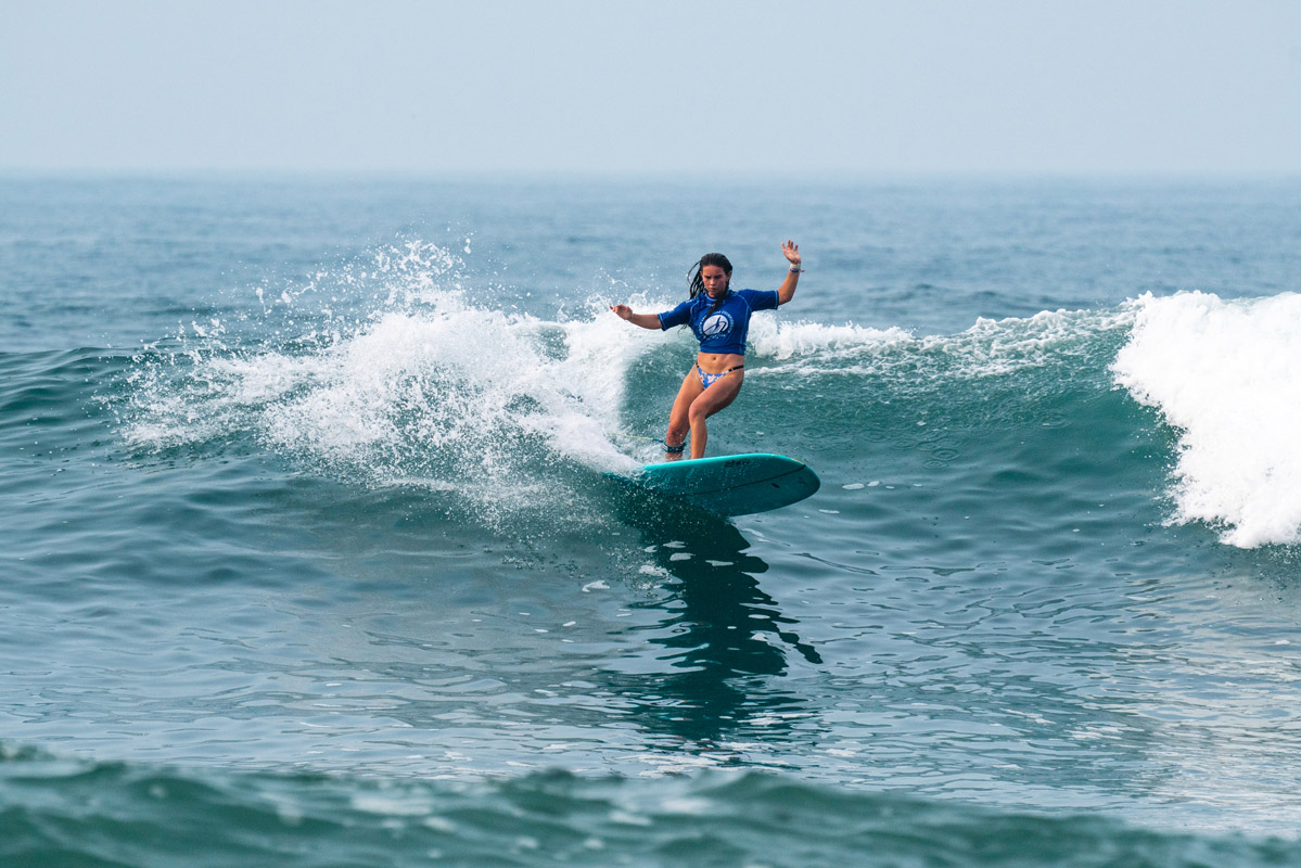 Surfista sudcaliforniana avanza en competencia internacional