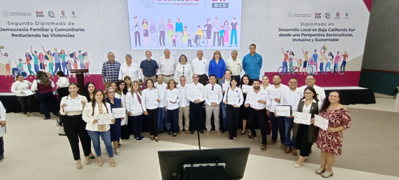 SEDIF clausura diplomados sobre democracia familiar y comunitaria