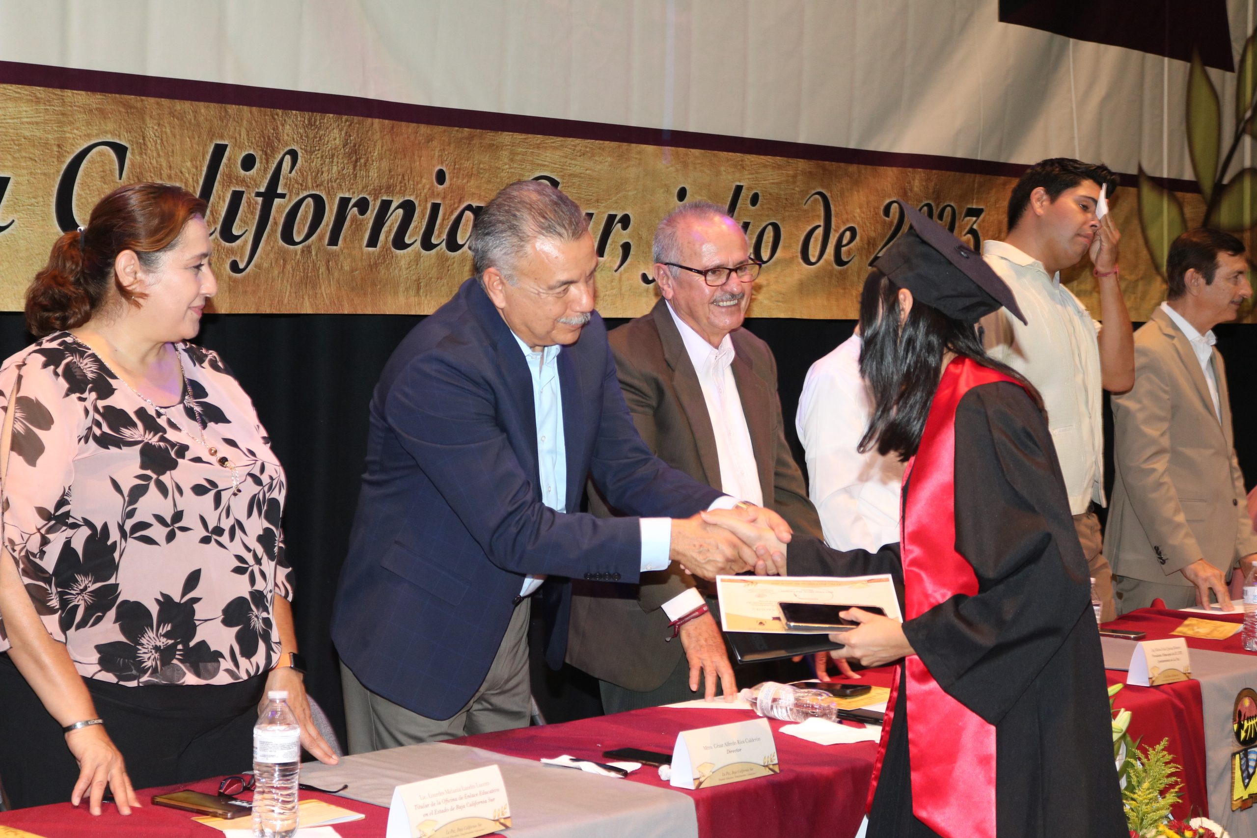 Egresan 150 nuevos profesores de secundaria en La Paz: SEP