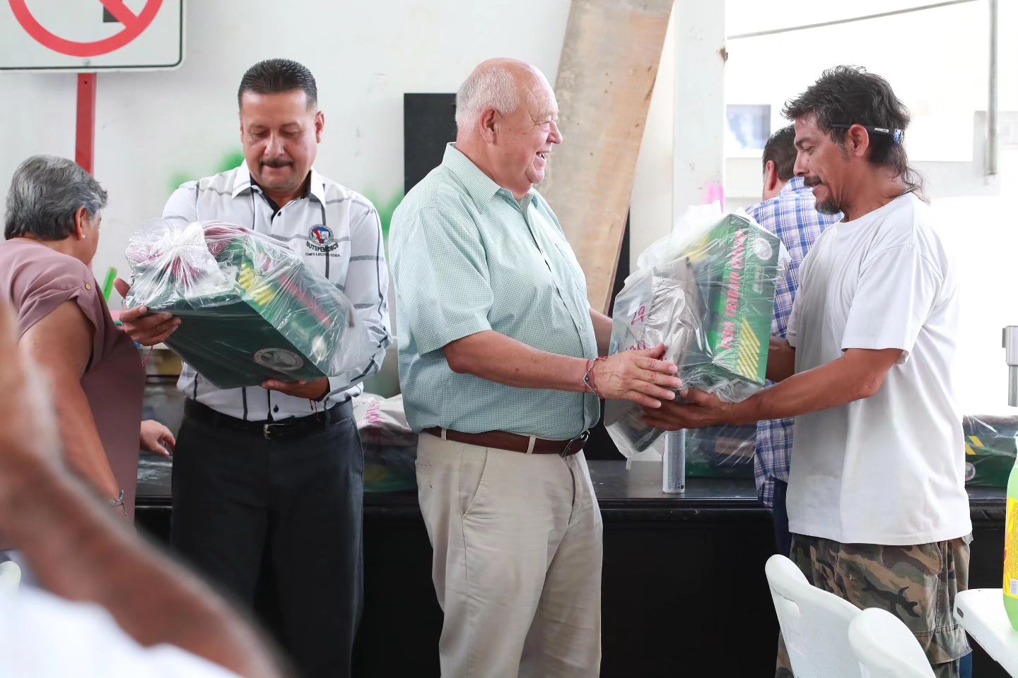 Entrega VCC uniformes a trabajadores de mantenimiento del Gobierno del Estado