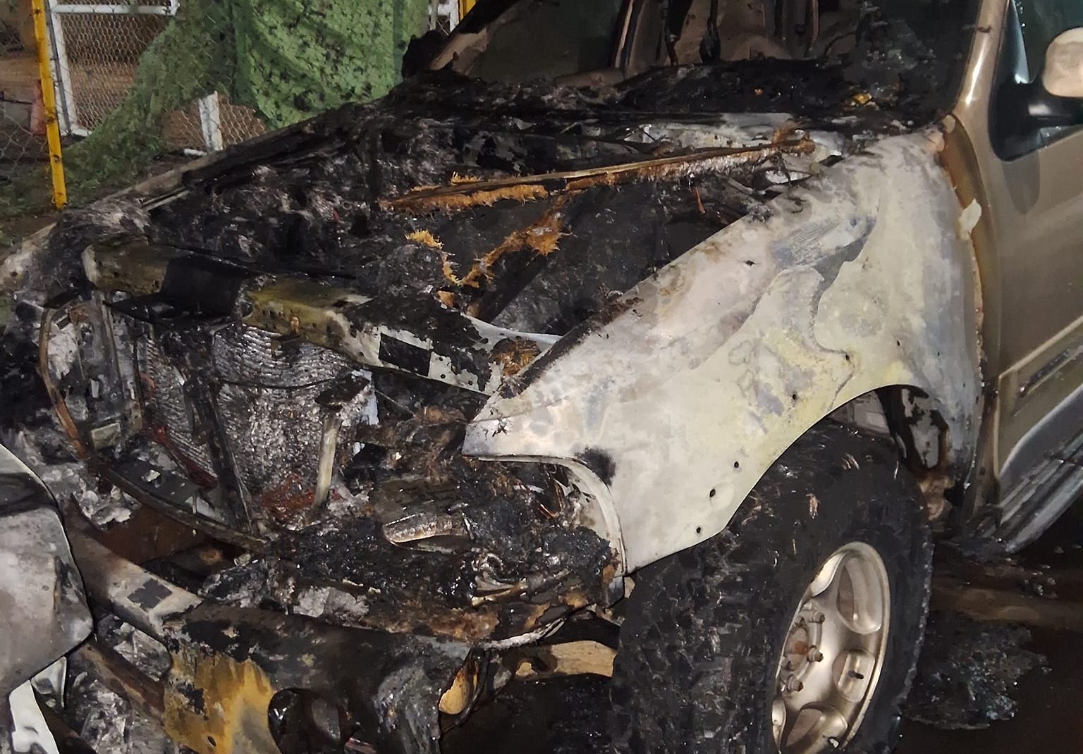 Sospechan del exesposo de su hija de quemarles sus carros