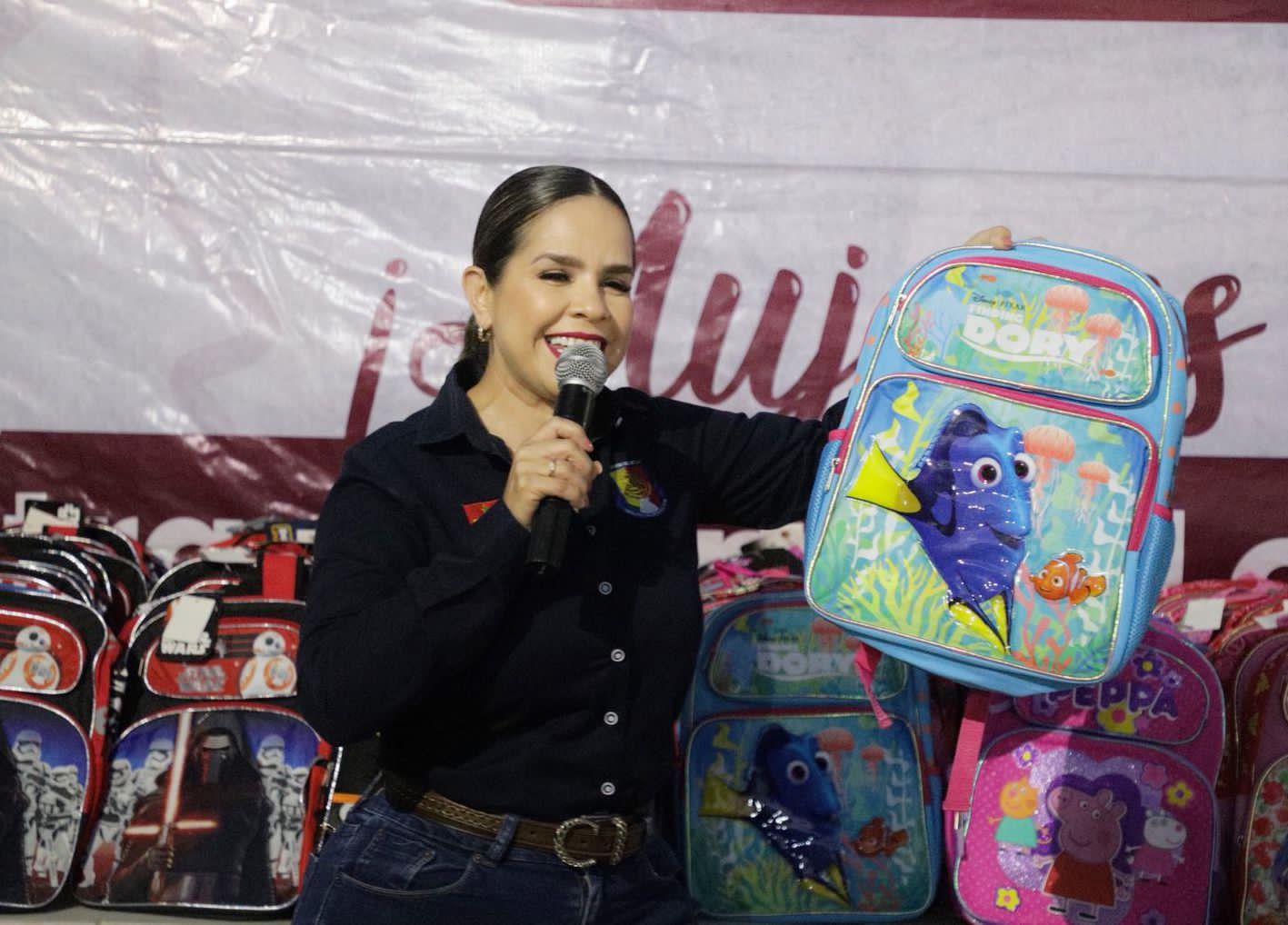 Entrega Diputada Gabriela Montoya Útiles Escolares a Niñas y Niños de Los Cabos