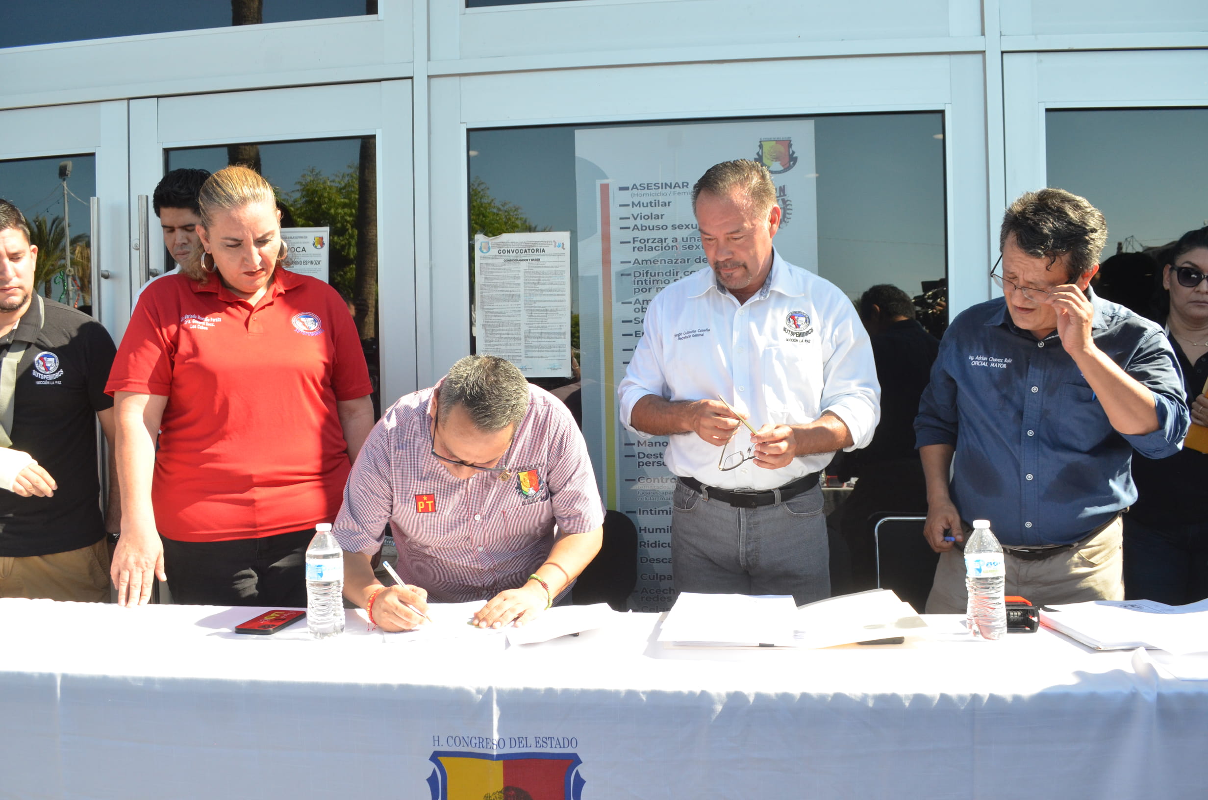 Burócratas entregan iniciativa a diputados, contempla elección directa líder sindical