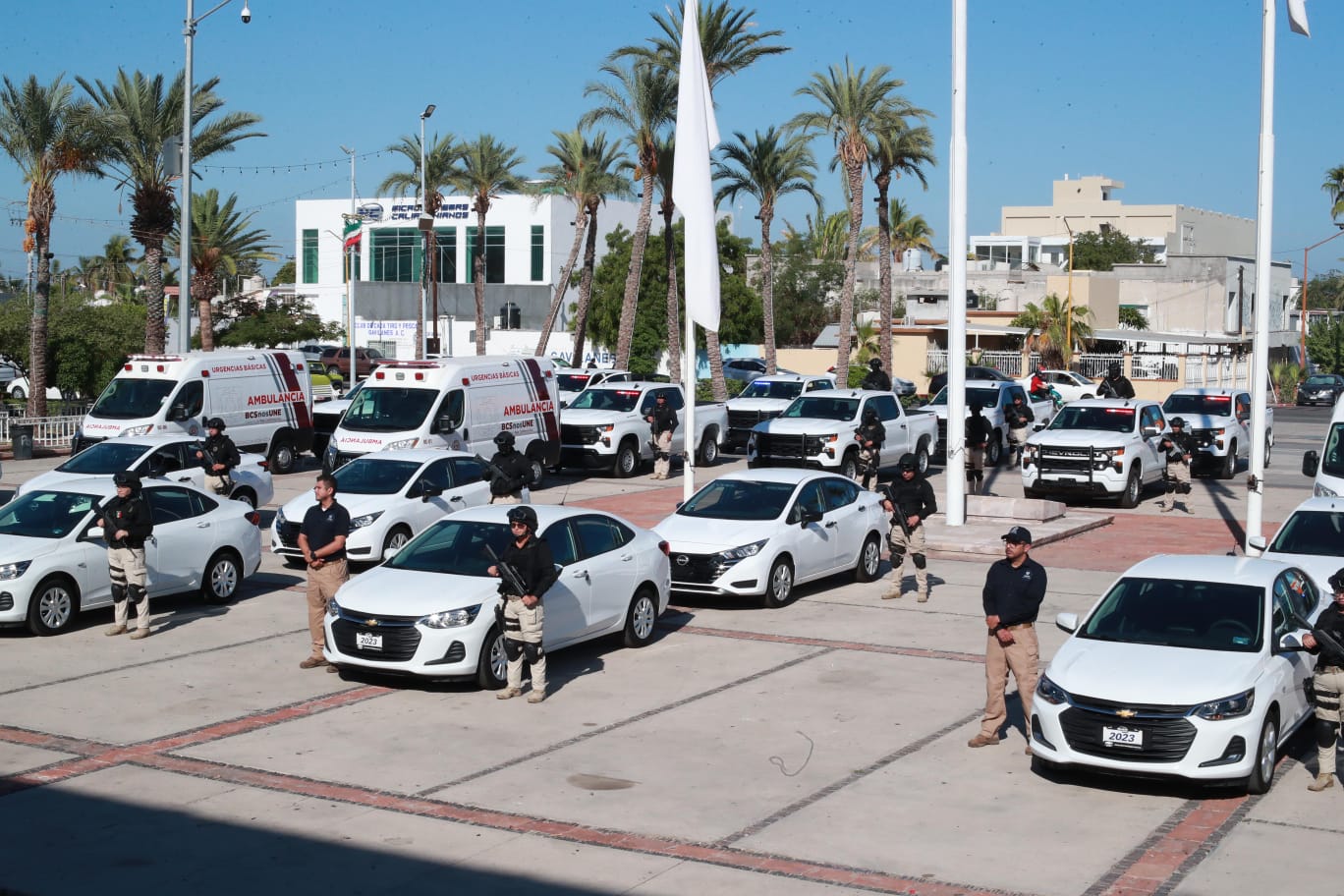 Gobierno de BCS entrega 28 unidades de seguridad y ambulancias