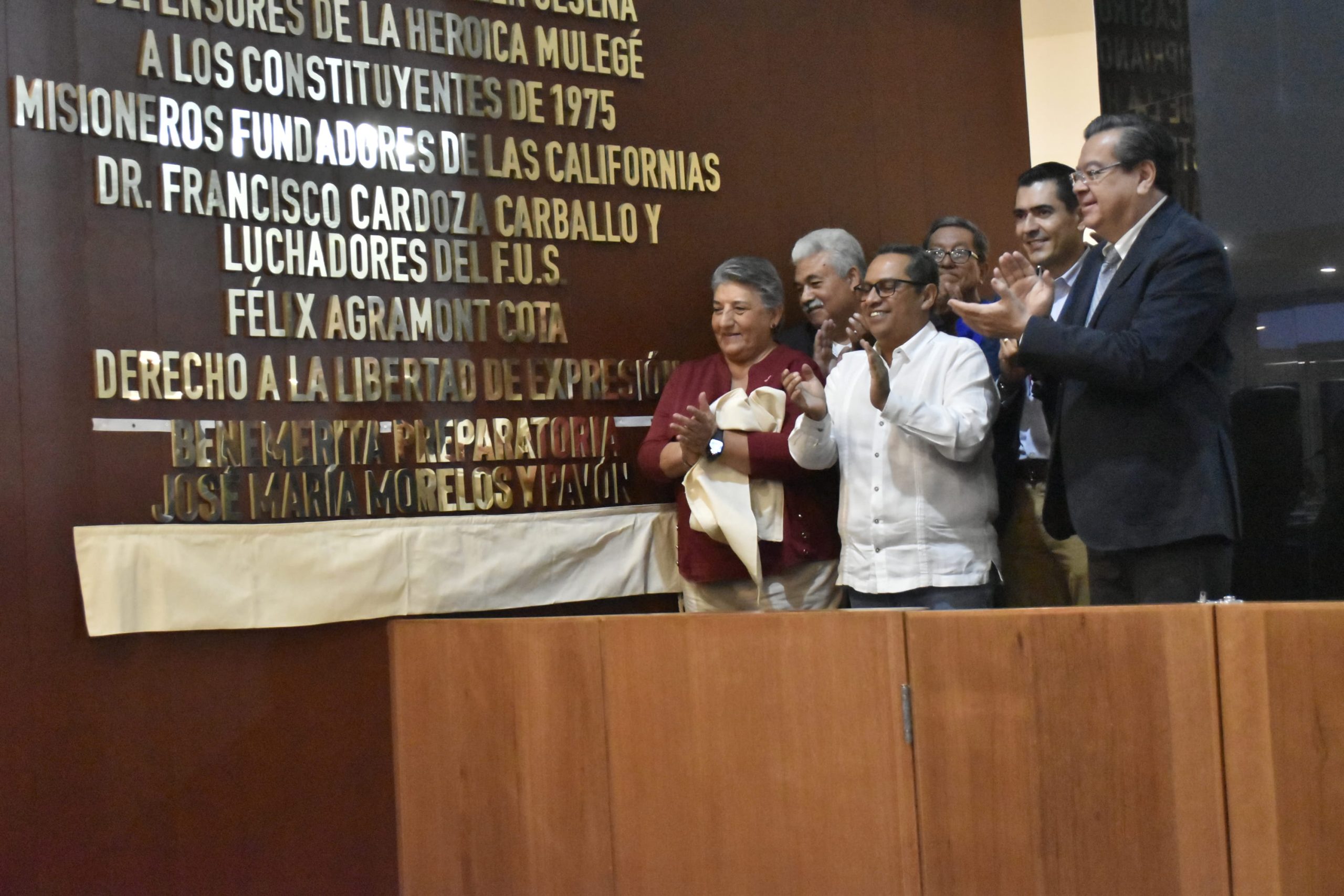 Develan letras doradas de la Preparatoria Morelos en el Congreso