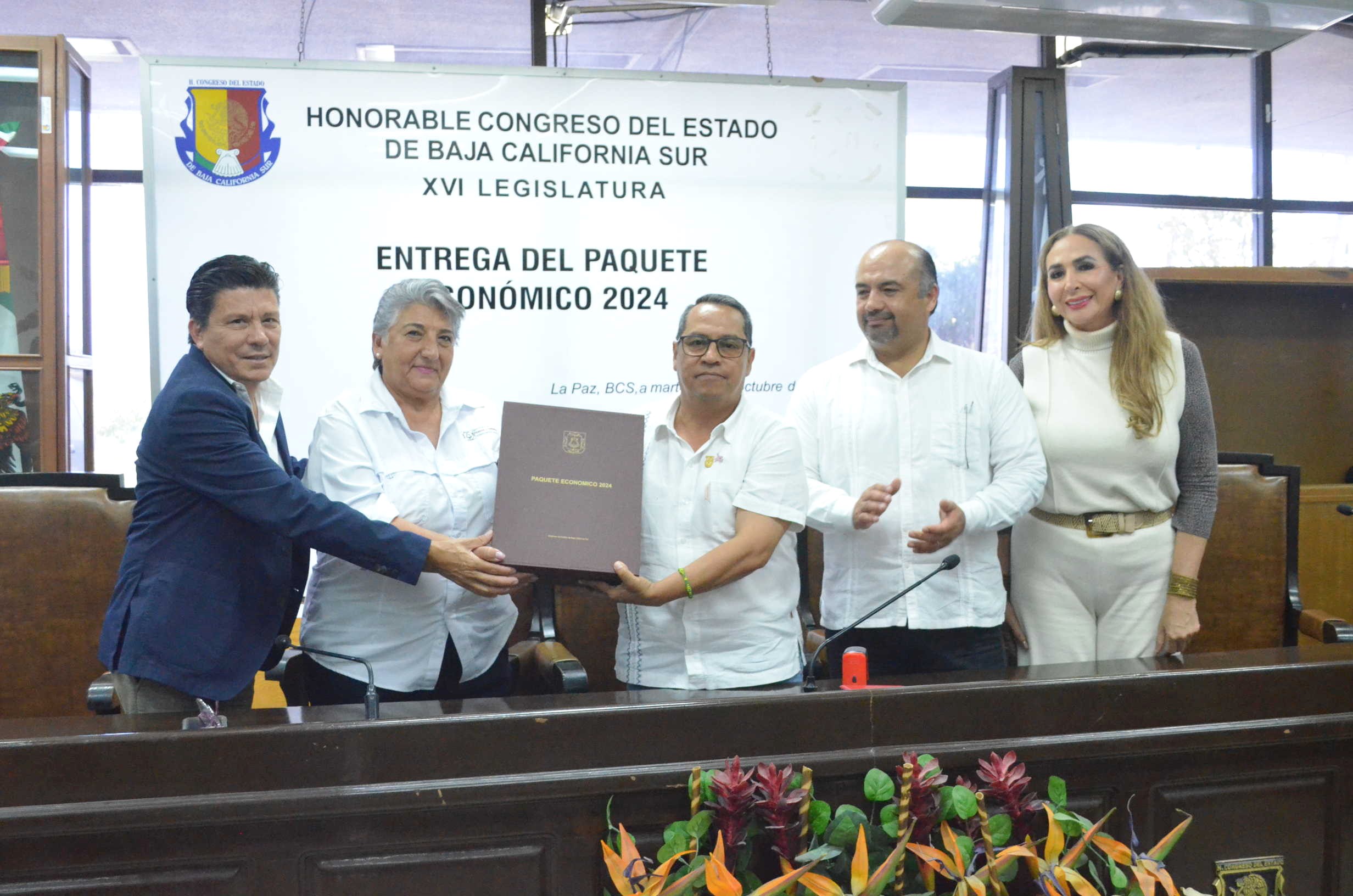 Reciben diputados paquete de presupuesto 2024